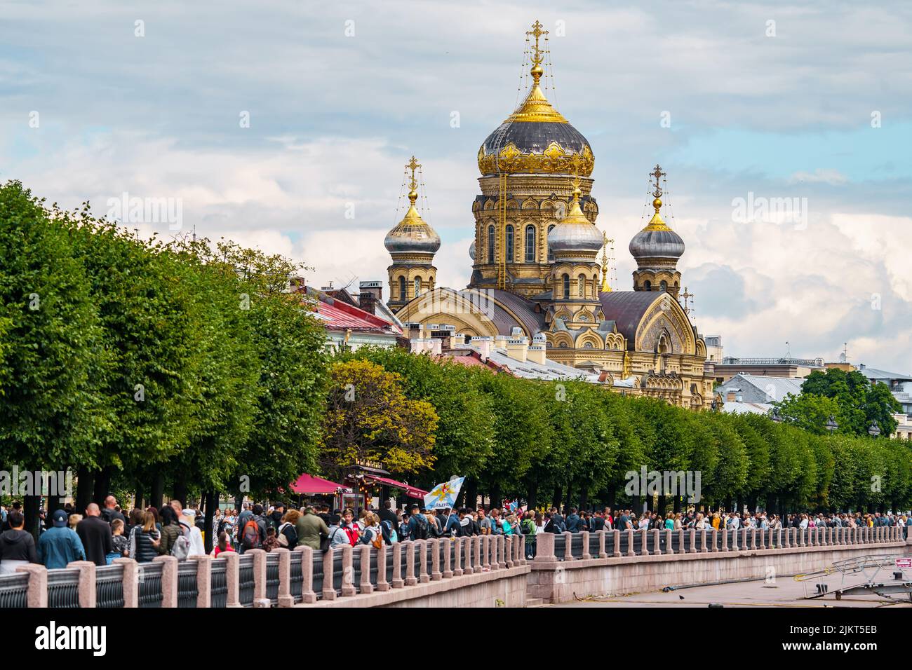 Russie, Saint-Pétersbourg, 31 juillet 2022: Beaucoup de gens pendant la célébration du jour de la Marine, église de l'Assomption de la Sainte Vierge Marie, blocus Banque D'Images