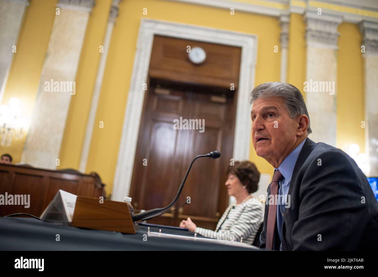 Washington, États-Unis . 03rd août 2022. Le sénateur Joe Manchin, D-WV, parle comme la sénatrice Susan Collins, R-ME, regarde pendant une audience du Règlement et de l'Administration du Sénat sur l'examen de la réforme de la Loi sur le compte électoral au Capitole des États-Unis à Washington, DC mercredi, 3 août 2022. Photo de Bonnie Cash/UPI Credit: UPI/Alay Live News Banque D'Images