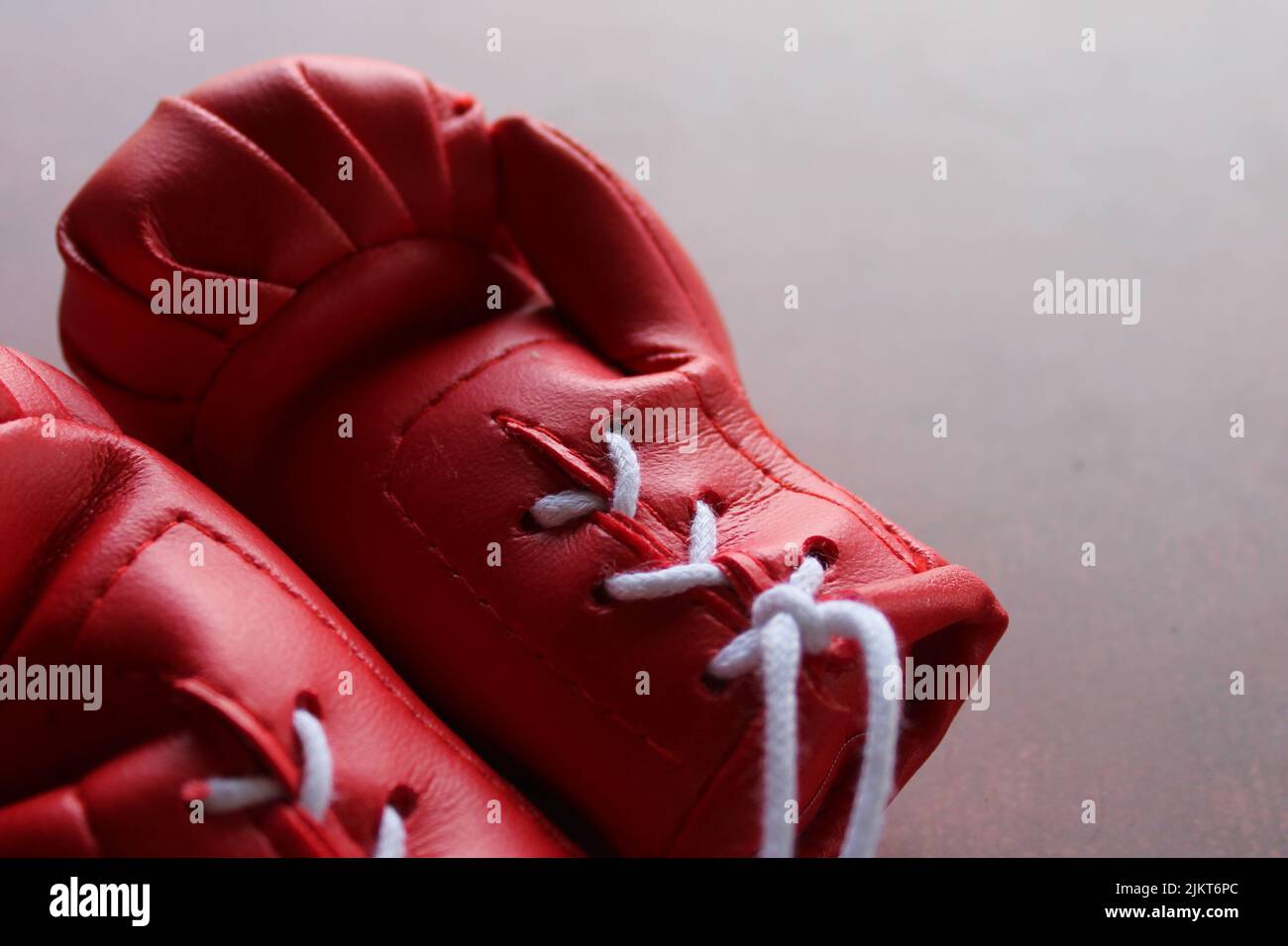 Gros plan des gants de boxe rouges sur la table. Concept sportif Banque D'Images