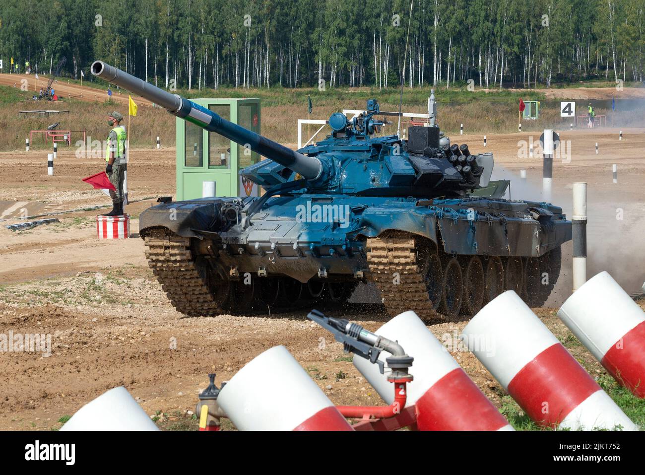 RÉGION DE MOSCOU, RUSSIE - 25 AOÛT 2020 : équipe de Tank T-72B3 de l'Ouzbékistan en gros plan. Fragment de biathlon de réservoir. Jeux de guerre internationaux Banque D'Images