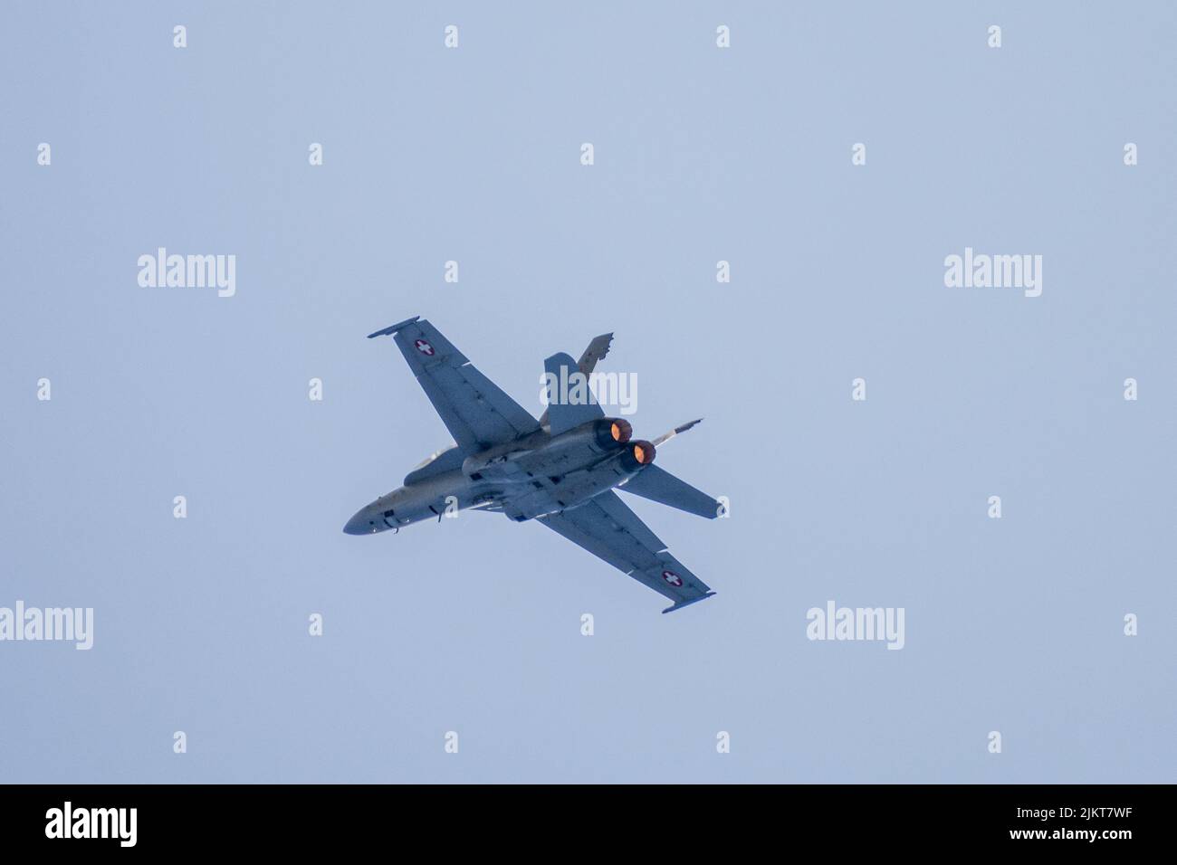 Journées de l'OTAN, Ostrava, République tchèque. 22 septembre 2019: L'équipe d'exposition de la Force aérienne suisse PC7 est en formation avec un avion de chasse au jet fa 18 hornet Banque D'Images