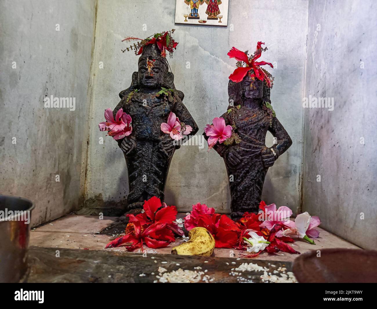 Khidrapur, Inde- 6 novembre 2021;photo de lord Vitthal et rakhumai idol sculptés en pierre noire dans le temple, les dévotés offrent fleurs, huile Banque D'Images