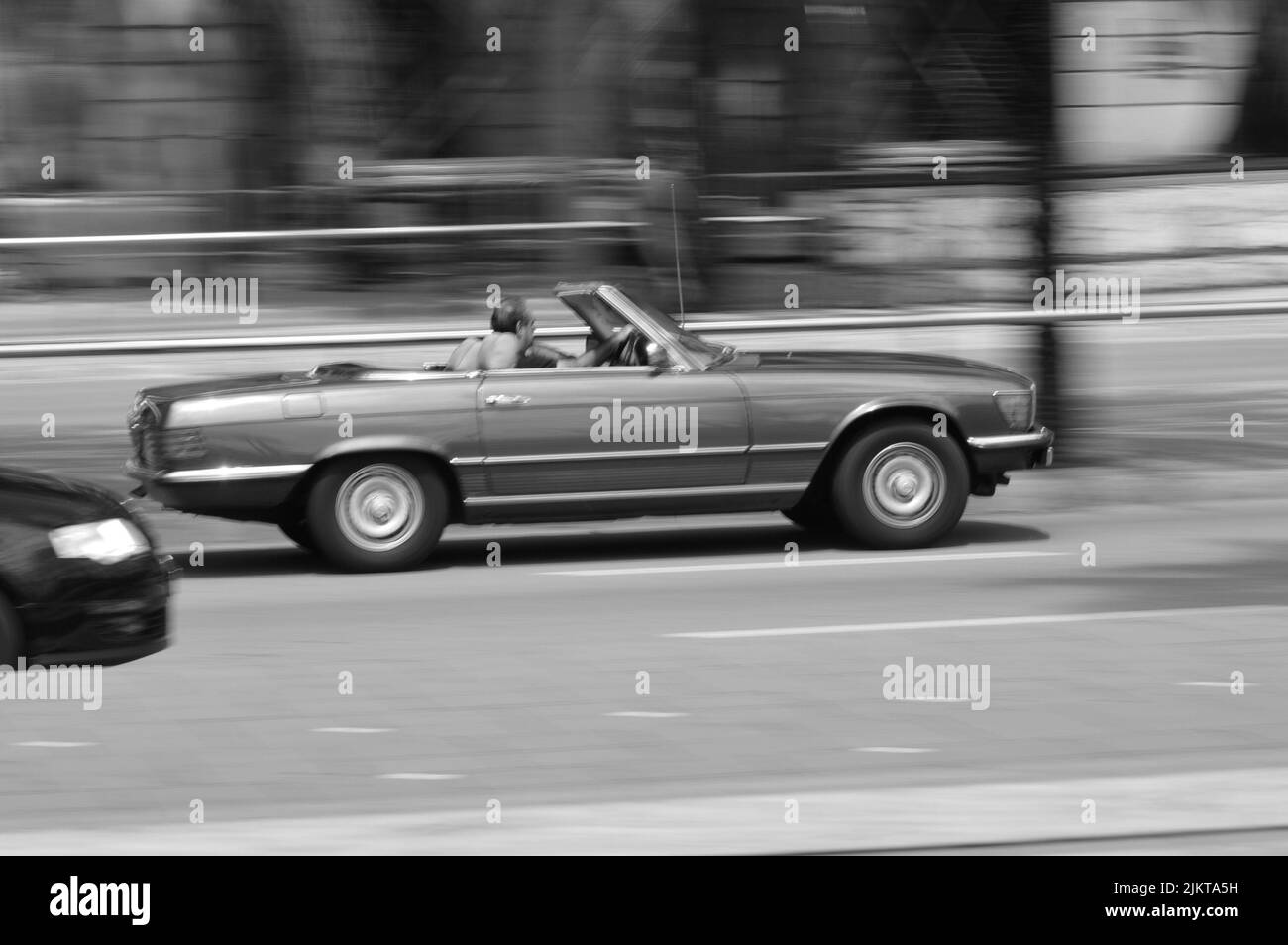 Vieille voiture classique dans la rue, Mercedes Benz W107 350 SL Banque D'Images