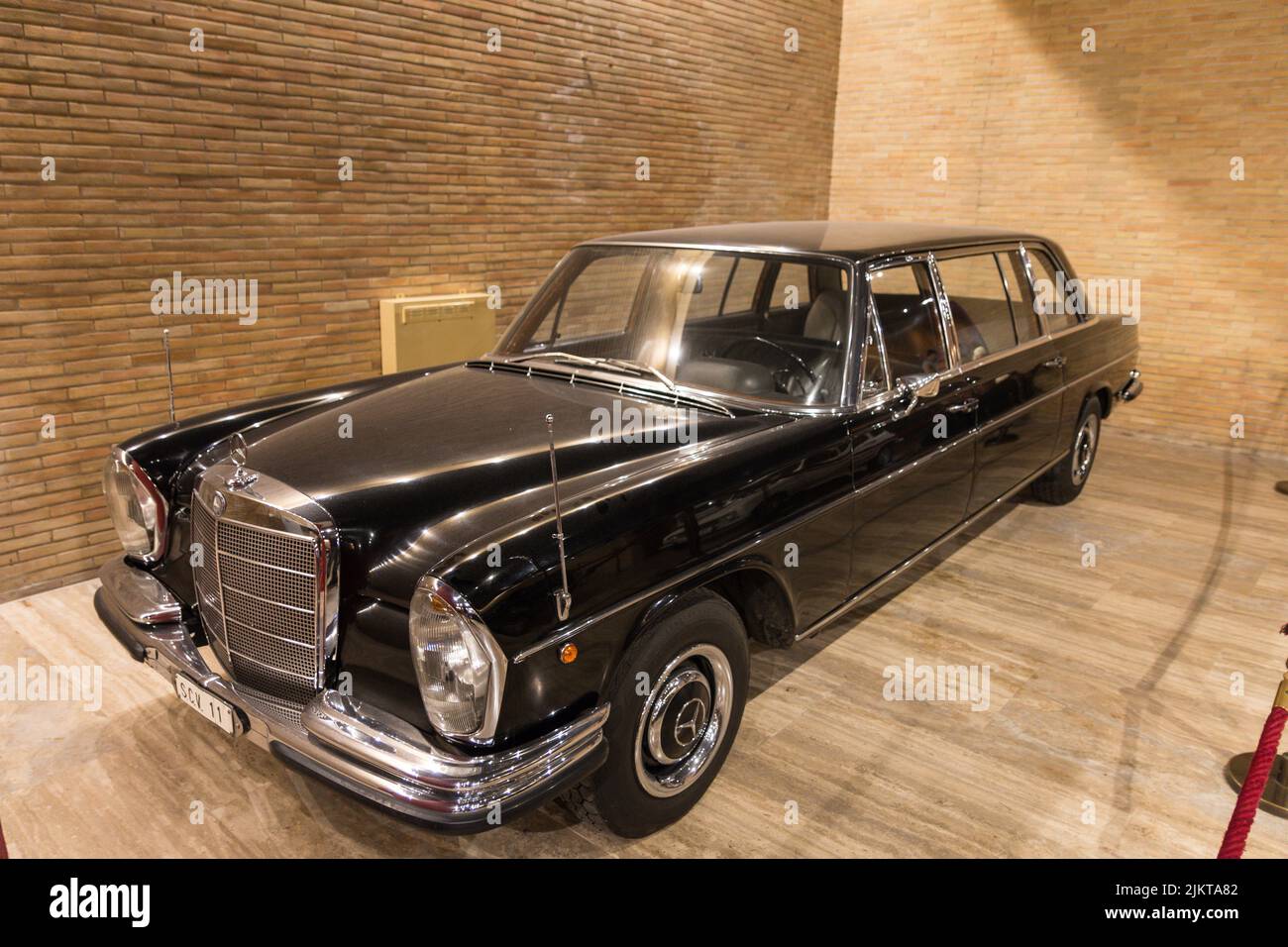 Luxueuse limousine noire de pape exposée dans le musée intérieur. Mercedes Benz W100 600 Landaulet Pullman Banque D'Images