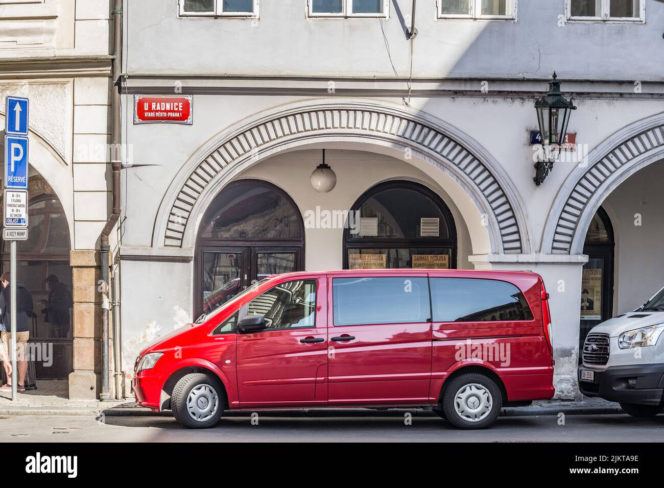 Camionnette moderne rouge garée dans la rue. Mercedes Benz Vito Banque D'Images