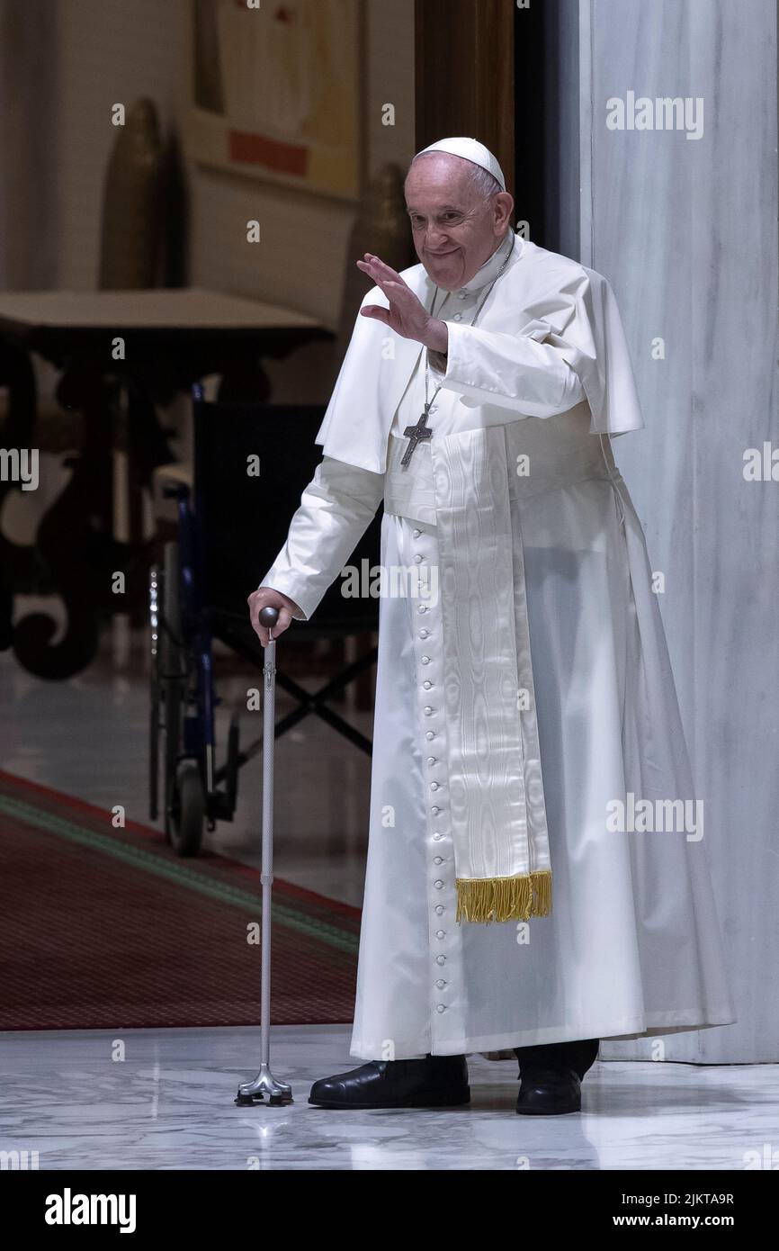 Vatican, Vatican, le 3 août 2022. Le pape François arrive avec sa canne à pied au public général du mercredi dans le hall Paul VI. Crédit: Maria Grazia Picciarella/Alay Live News Banque D'Images