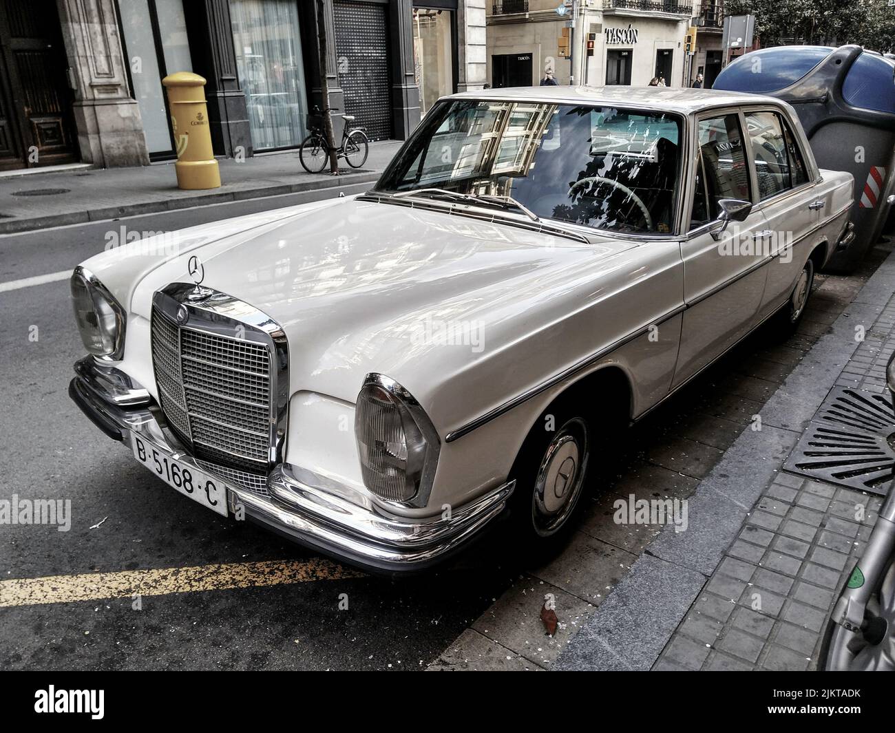 Voiture de luxe classique dans la rue, Mercedes Benz W108 Banque D'Images