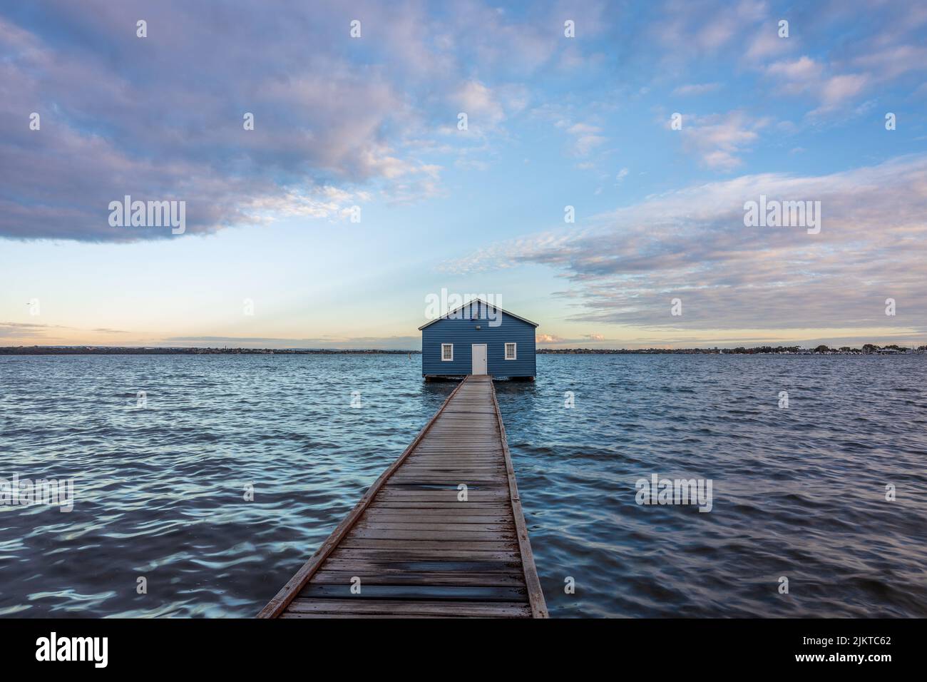Une célèbre Blue Boat House à Perth, au bout d'une longue jetée, le temps d'un coucher de soleil nuageux Banque D'Images