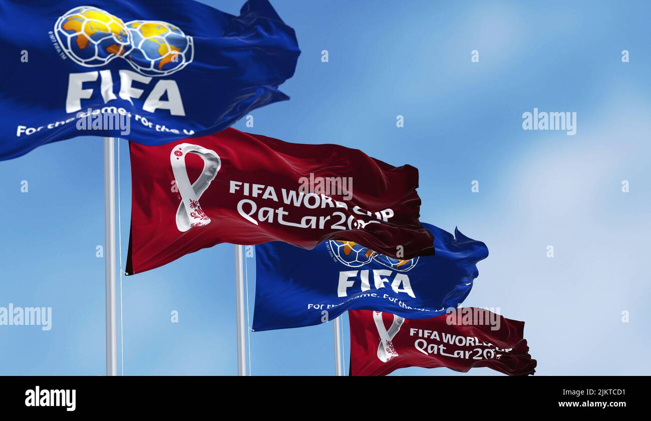 Doha, Qatar, janvier 2022 : drapeaux avec la FIFA et le logo de la coupe du monde Qatar 2022 qui agite dans le vent.L'événement est prévu au Qatar du 21 novembre au 18 de Banque D'Images