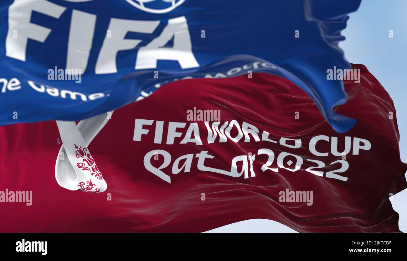Doha, Qatar, janvier 2022 : drapeaux avec la FIFA et le logo de la coupe du monde Qatar 2022 qui agite dans le vent.L'événement est prévu au Qatar du 21 novembre au 18 de Banque D'Images
