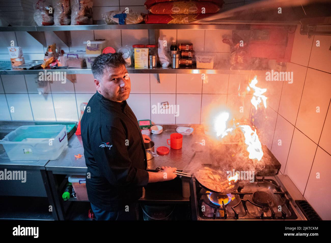 Un chef cuisinier professionnel prépare des plats dans un restaurant Banque D'Images