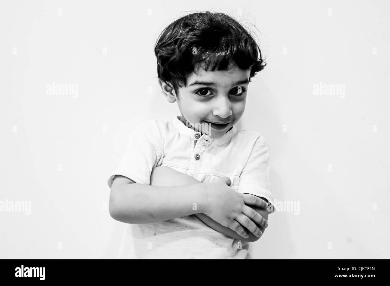 Un portrait d'un petit garçon sur fond blanc isolé Banque D'Images