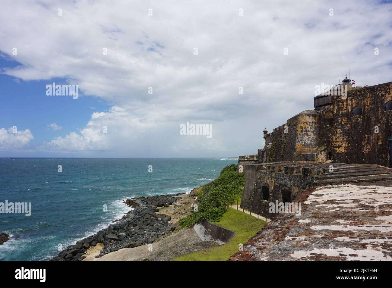 Un château au bord de la mer à Porto Rico avec ciel nuageux Banque D'Images