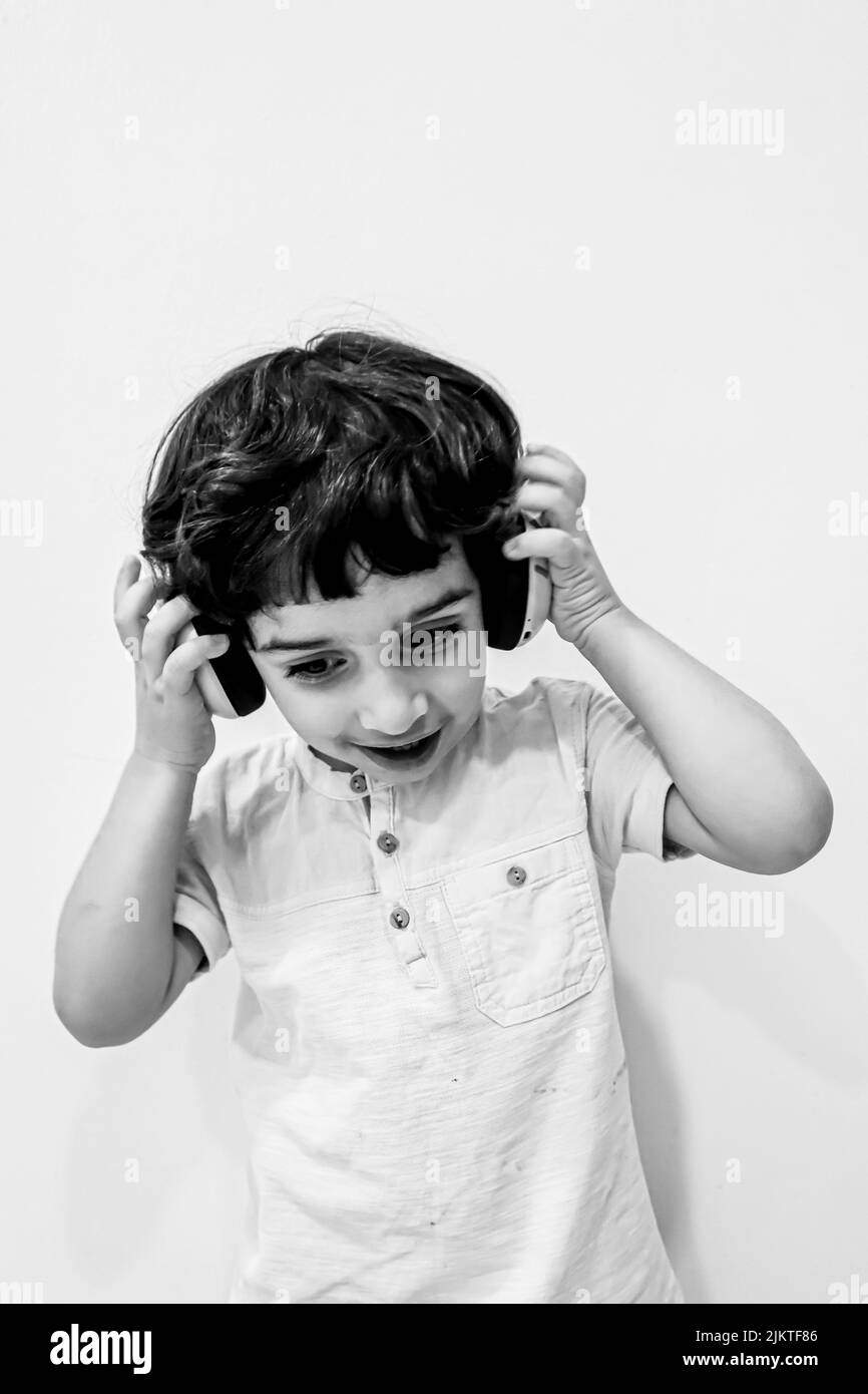 Portrait d'un petit garçon dans un casque sur fond blanc isolé Banque D'Images