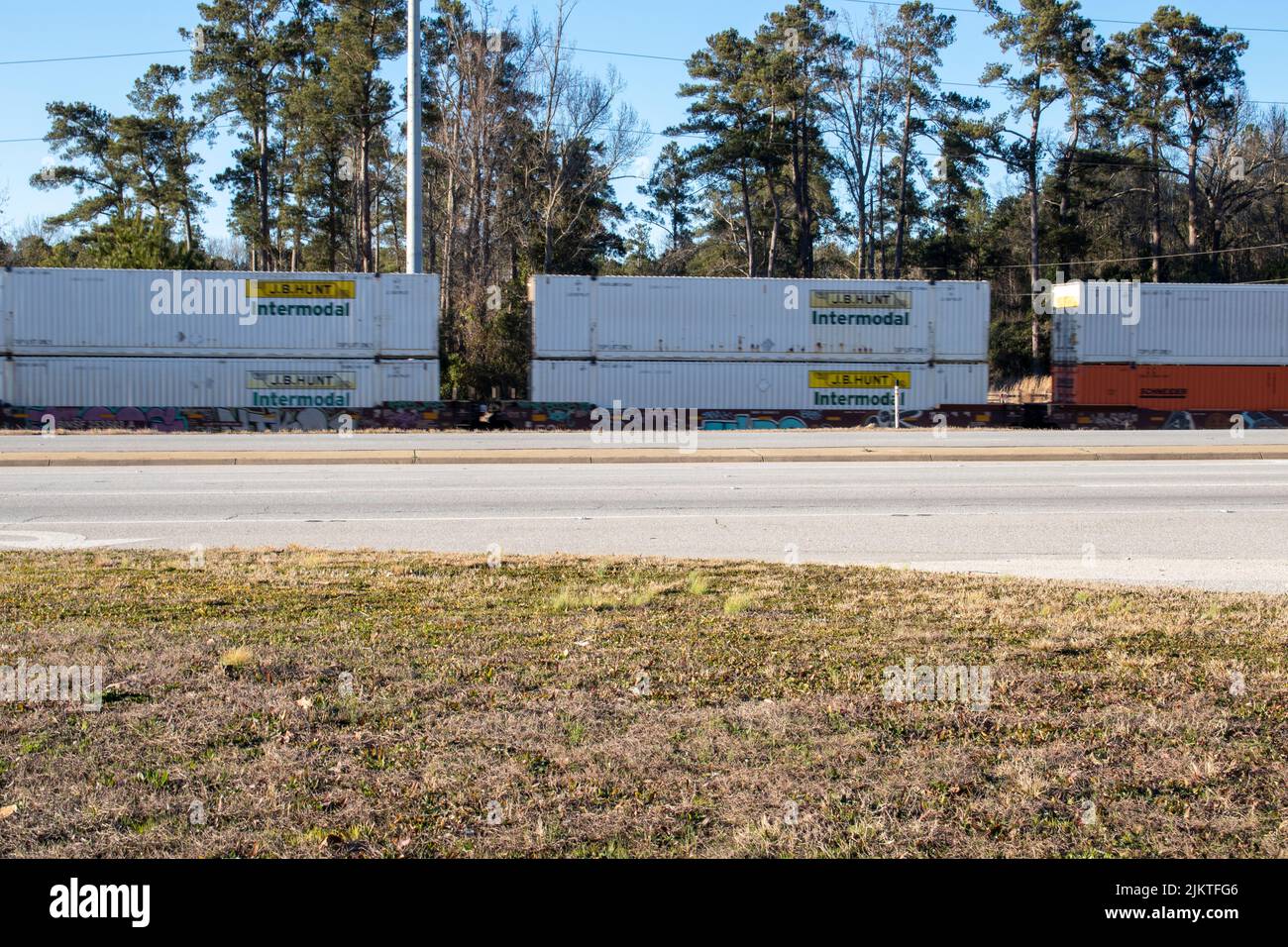 Augusta, GA USA - 02 23 21: Un train et une rue à double empilage Banque D'Images