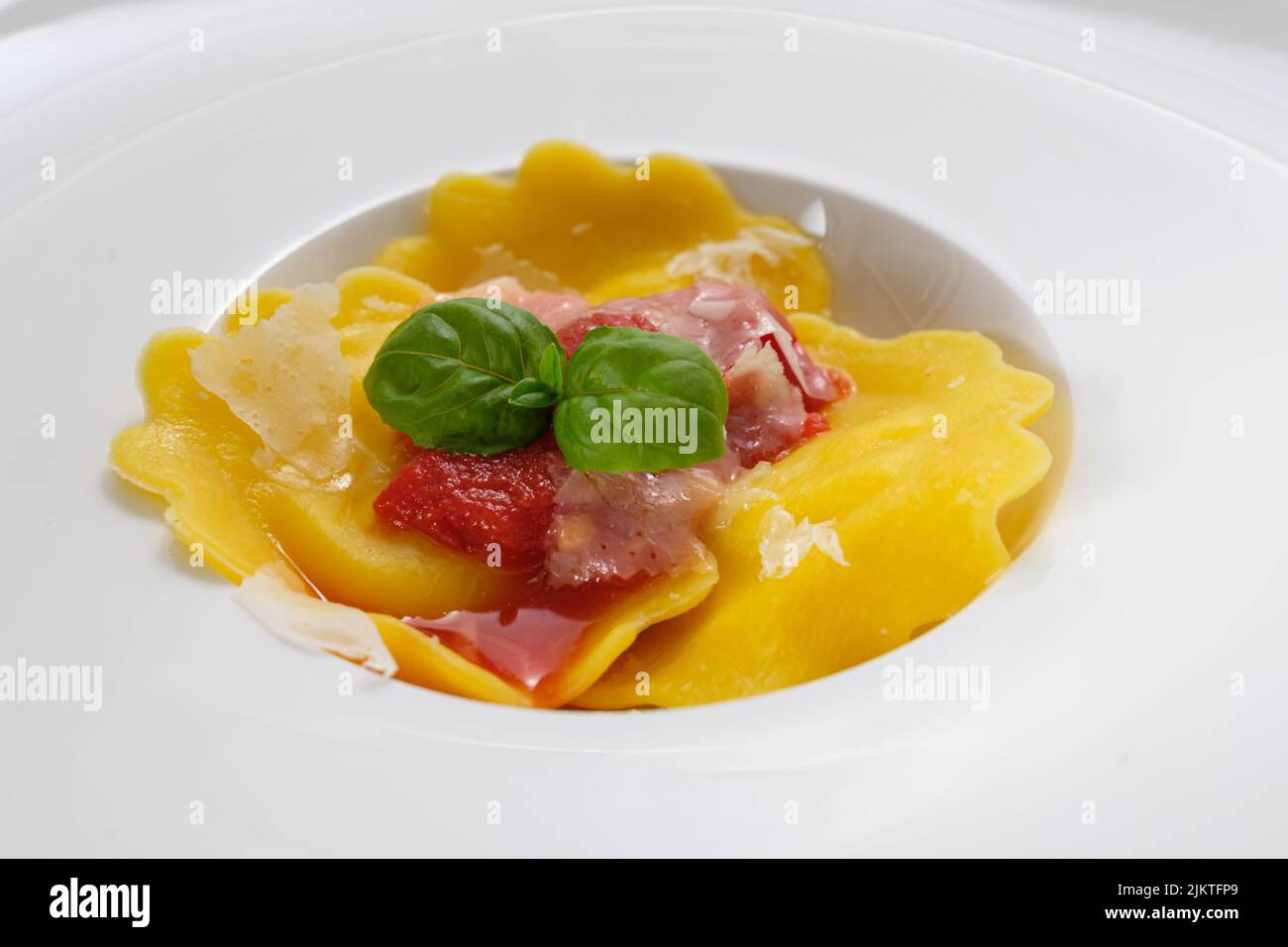 Pâtes Tortetlini au basilic vert et sauce tomate rouge Banque D'Images
