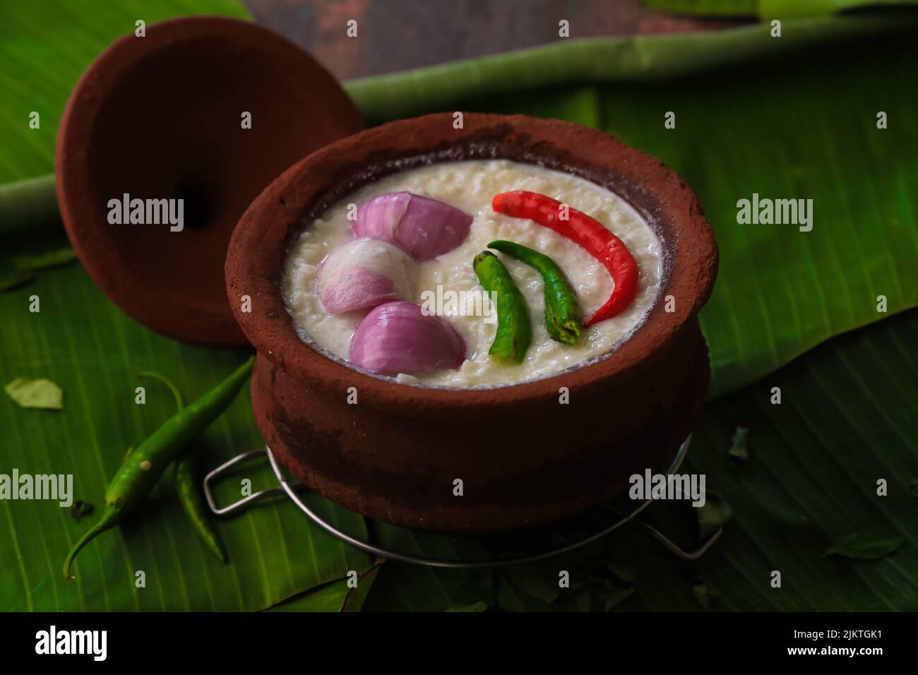 Indian Man Riz cheddannam indian célèbre riz fermenté traditionnel avec riz caillé ...