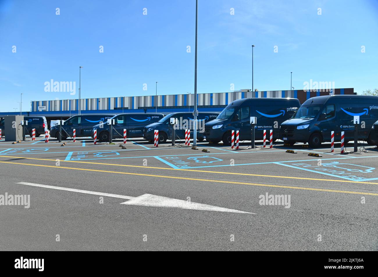 Un gros plan de camionnettes de livraison entièrement électriques garées à la société de commerce électronique amazon à Turin en Italie Banque D'Images