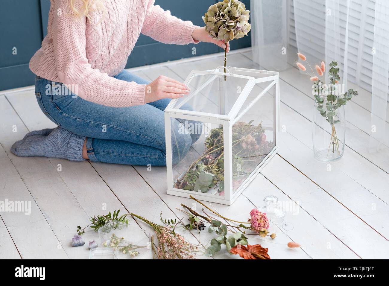 décoration des chambres avec décoration en verre et arrangement de fleurs séchées Banque D'Images