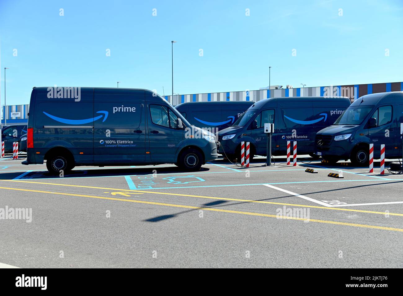 Un gros plan de camionnettes de livraison entièrement électriques garées à la société de commerce électronique amazon à Turin en Italie Banque D'Images