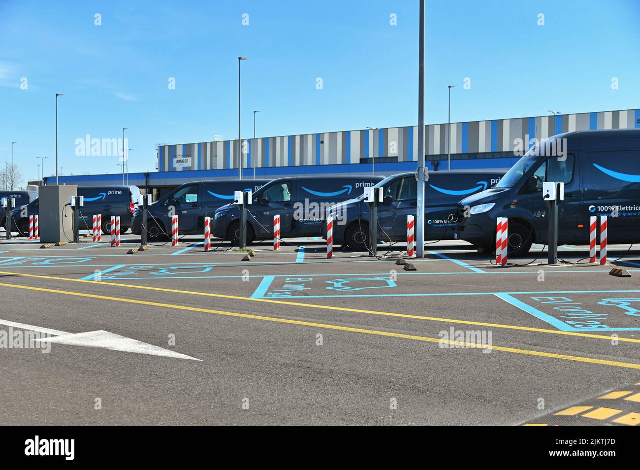 Un gros plan de camionnettes de livraison entièrement électriques garées à la société de commerce électronique amazon à Turin en Italie Banque D'Images