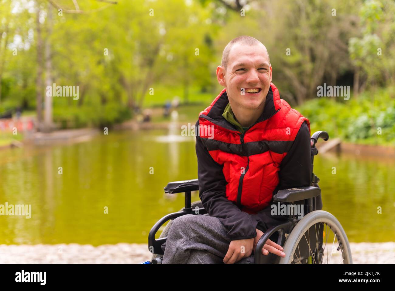 Un jeune homme paralysé dans un parc public de la ville. Fauteuil ...