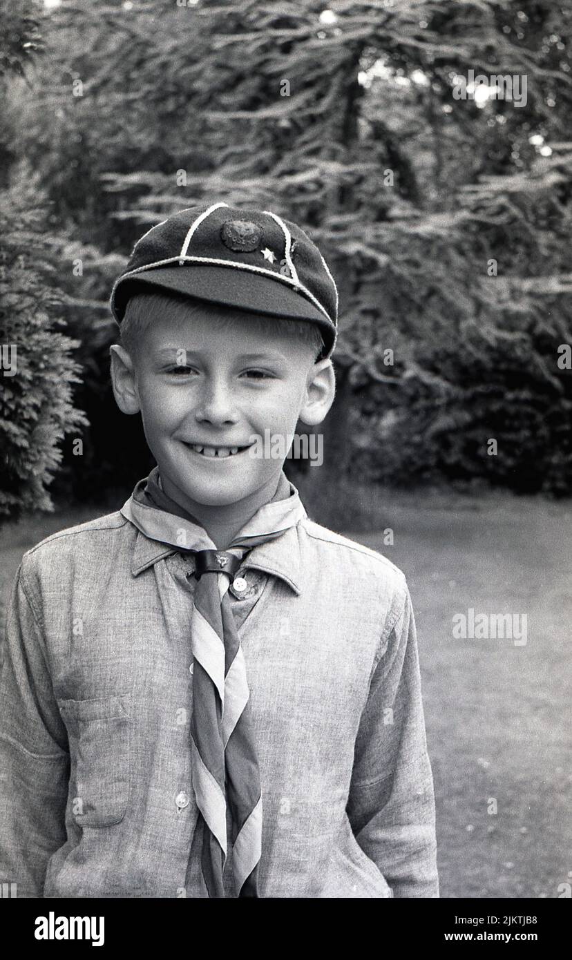 1967, historique, à l'extérieur, un jeune garçon, un scout de loup, Dans l'uniforme de scouting pour son âge de l'époque, avec le chapeau et le mouchoir, sourit pour sa photo, Angleterre, Royaume-Uni. Banque D'Images