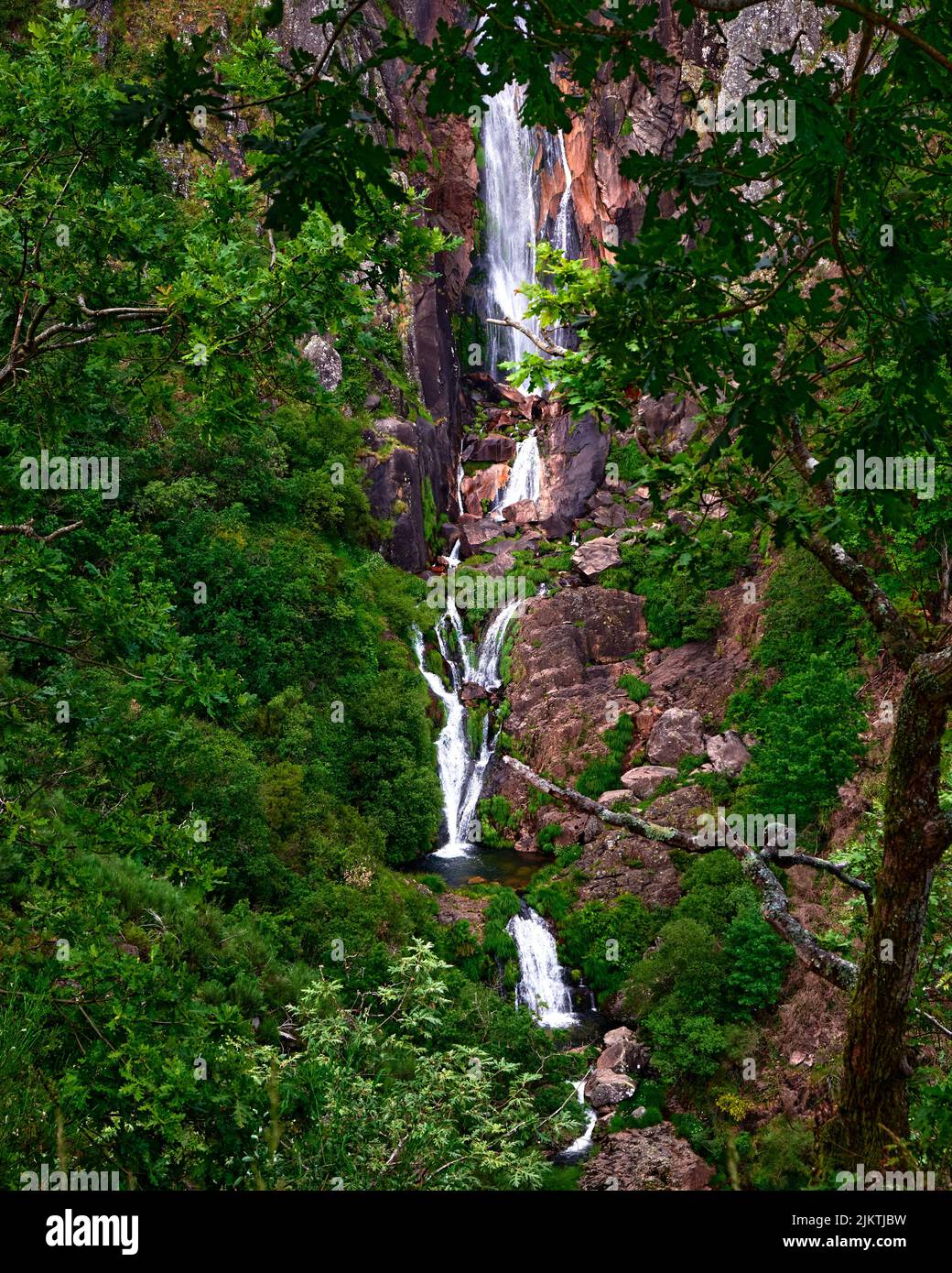 Un magnifique paysage de la chute d'eau Frecha da Mizarela à Arouca Geopark, Portugal Banque D'Images