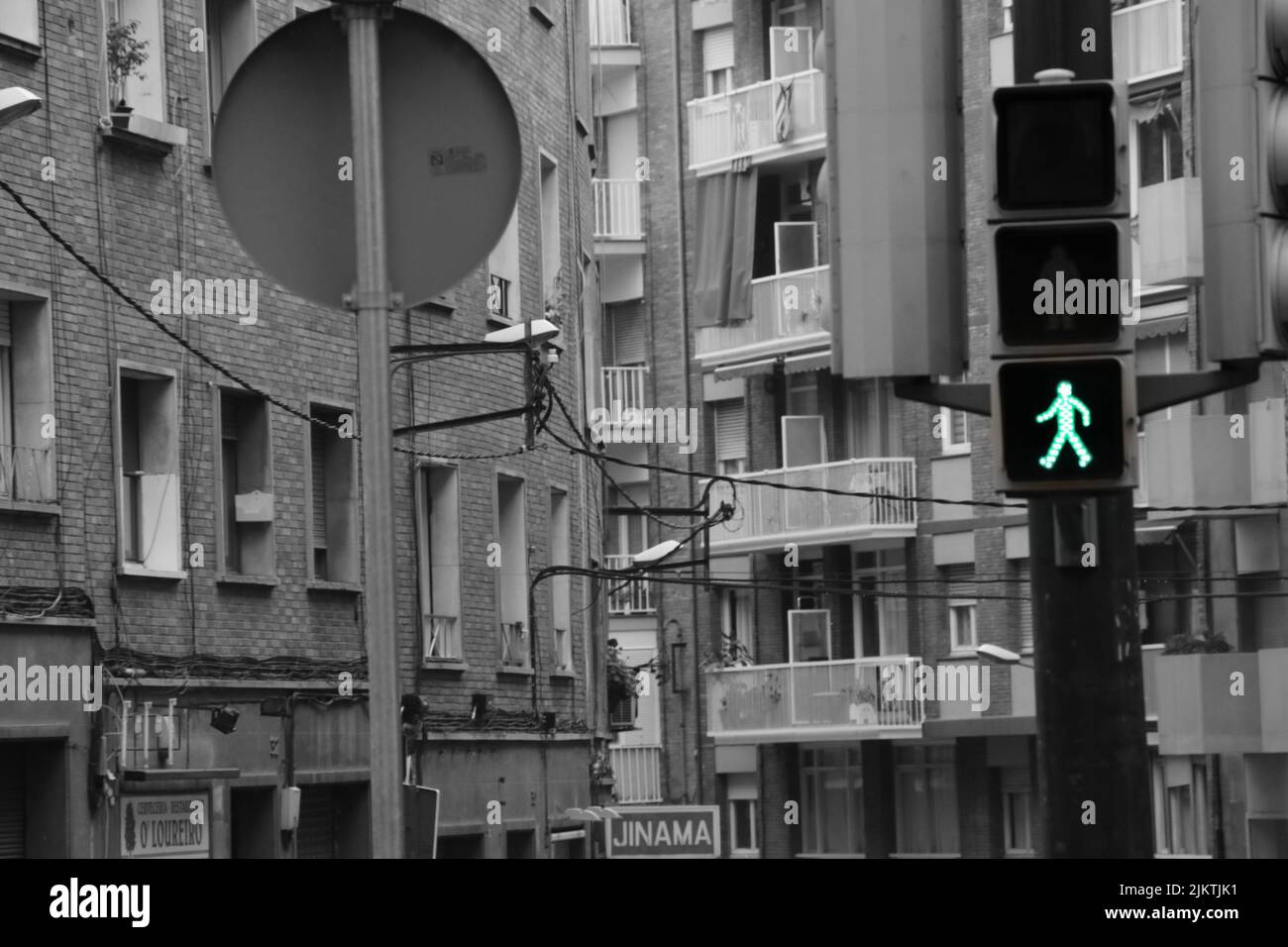 Un feu vert pour piétons dans les rues de Barcelone, Espagne Banque D'Images