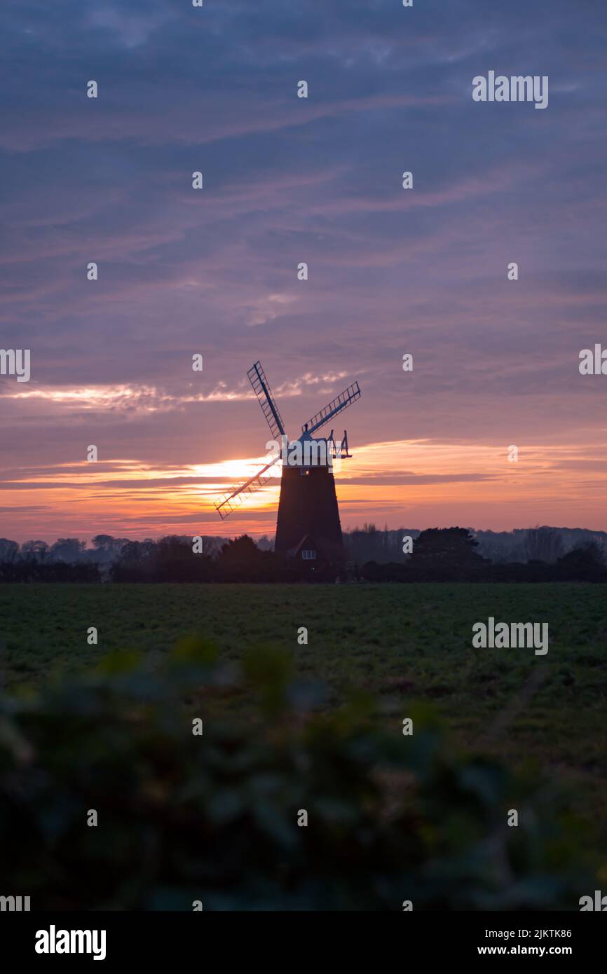 Un cliché vertical d'un moulin à vent de Halnaker au coucher du soleil Banque D'Images