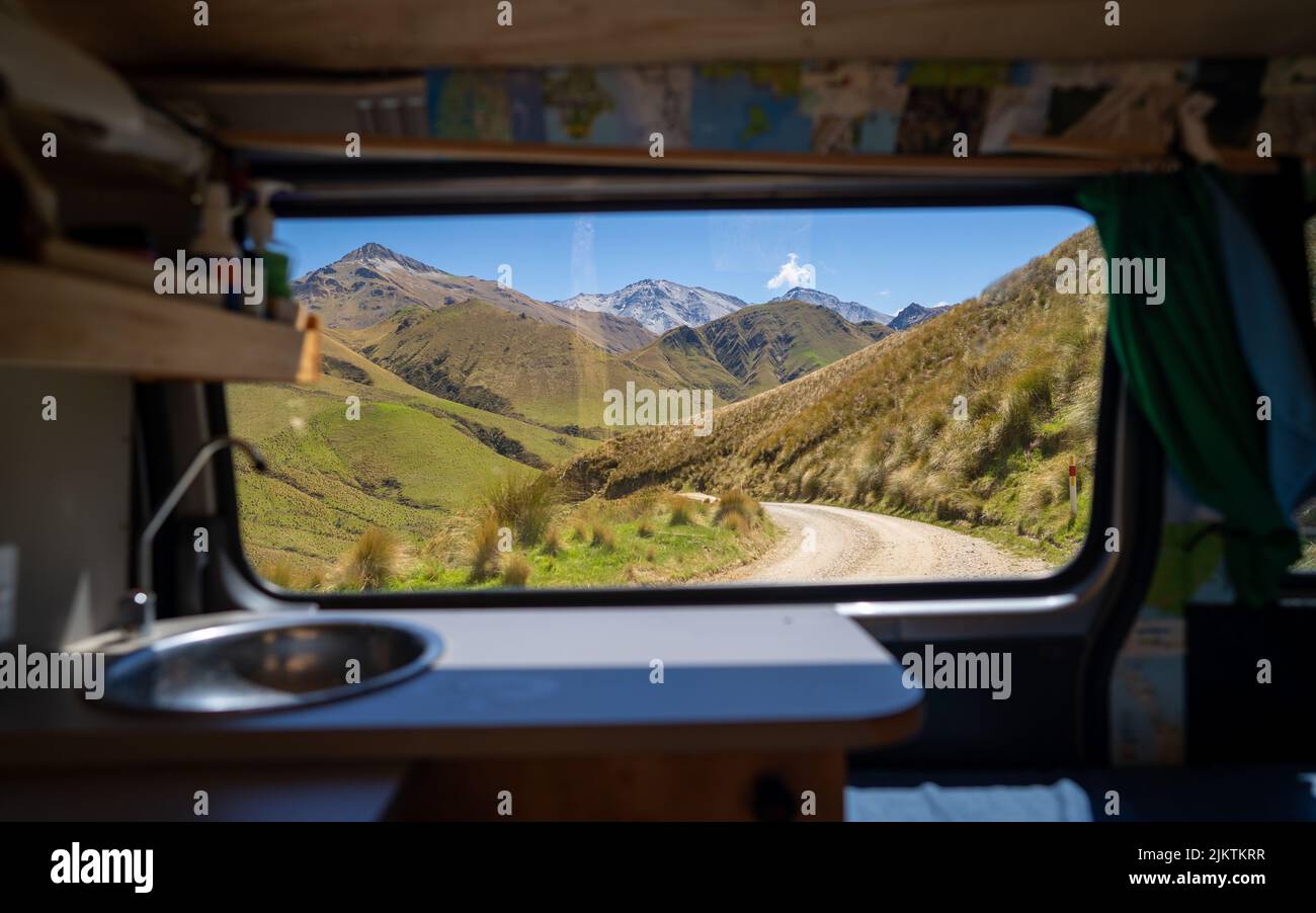 Vue depuis le minibus jusqu'au col de Danseys, un col de montagne dans la chaîne de Kakanui, île du Sud, Nouvelle-Zélande Banque D'Images