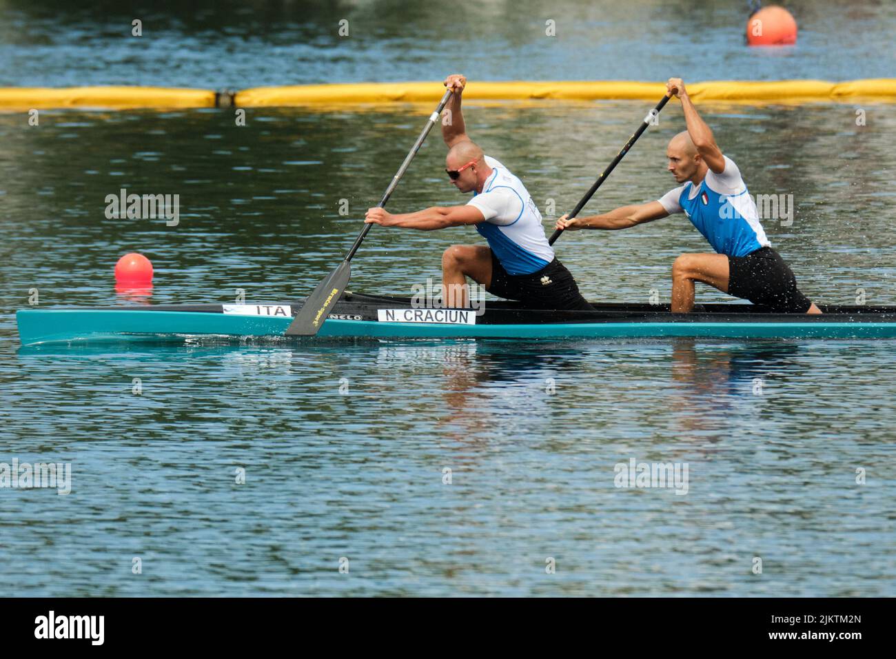 Dartmouth, Canada. 3 août 2022. Italie hommes C2 500m paire de Nicolae CRACIUN, Daniele SANTINI en tête dans le qualificatif à la mi-course, qu'ils ont gagné en les mettant directement à la finale plus tard cette semaine. Les Championnats du monde de sprint de canoë et de paracanoe 2022 de l'ICF ont lieu sur le lac Banook de 3 août - 7 cette année à Dartmouth (Halifax). Credit: Meanderingemu/Alamy Live News Banque D'Images