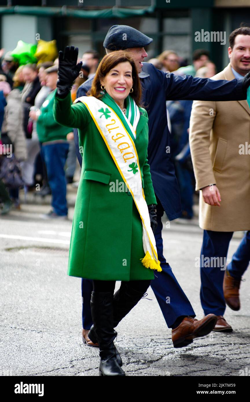 Une photo verticale du gouverneur de New York, Kathy Hochul, souriant et agitant les gens au défilé de la Saint Patrick Banque D'Images