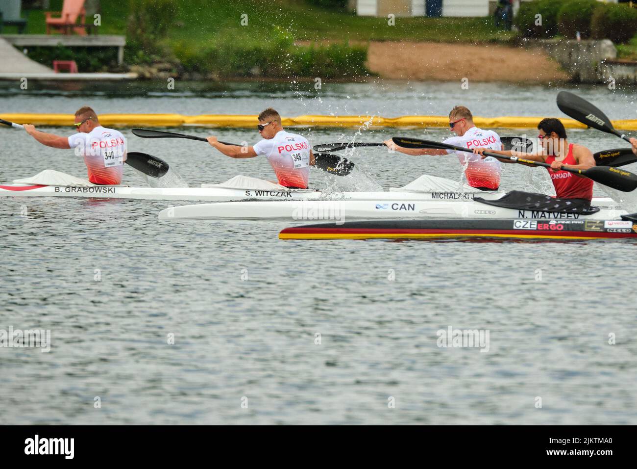 Dartmouth, Canada. 3 août 2022. Pologne Men K4 500m équipe de Jakub STEPUN, Bartosz GRABOWSKI, Slawomir WITCZAK, Jakub MICHALSKI en tête de file à mi-course, qu'ils ont gagné en les mettant directement en finale plus tard cette semaine. Les Championnats du monde de sprint de canoë et de paracanoe 2022 de l'ICF ont lieu sur le lac Banook de 3 août - 7 cette année à Dartmouth (Halifax). Credit: Meanderingemu/Alamy Live News Banque D'Images