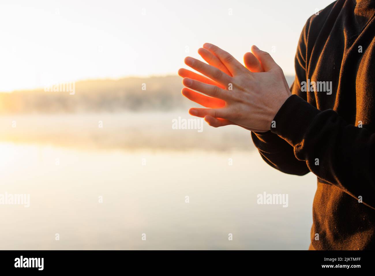 Homme priant le matin. Concept de santé spirituelle. Banque D'Images