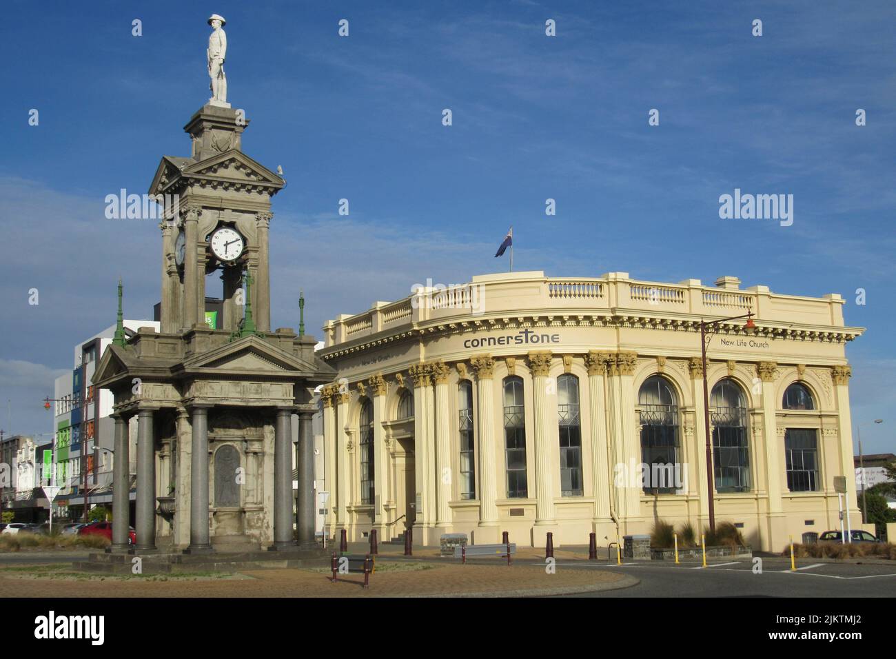 Une vue sur un beau bâtiment et une tour d'horloge à Invercargill, Nouvelle-Zélande, par une journée ensoleillée Banque D'Images