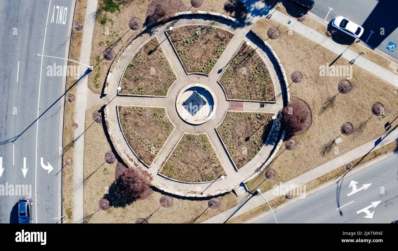 Vue de dessus d'un parc circulaire entouré de routes et de voitures Banque D'Images