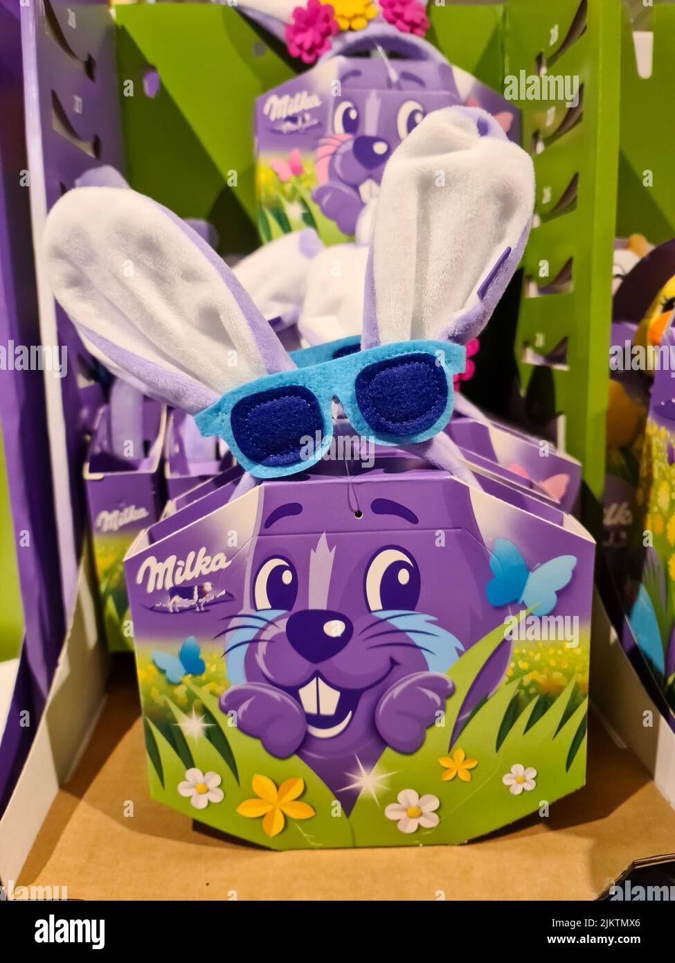 Une photo verticale d'un forfait pâques avec des lapins au chocolat de marque Milka dans un supermarché allemand. Banque D'Images
