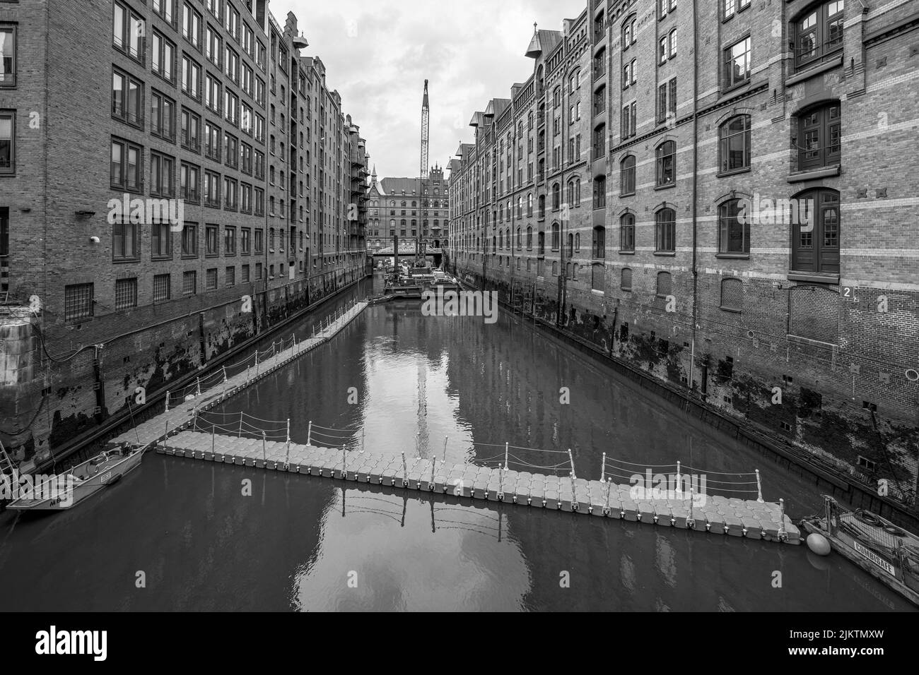 Le chantier de construction sur l'eau entre les bâtiments du Warehouse District (Speicherstadt) à Hambourg, Allemagne Banque D'Images