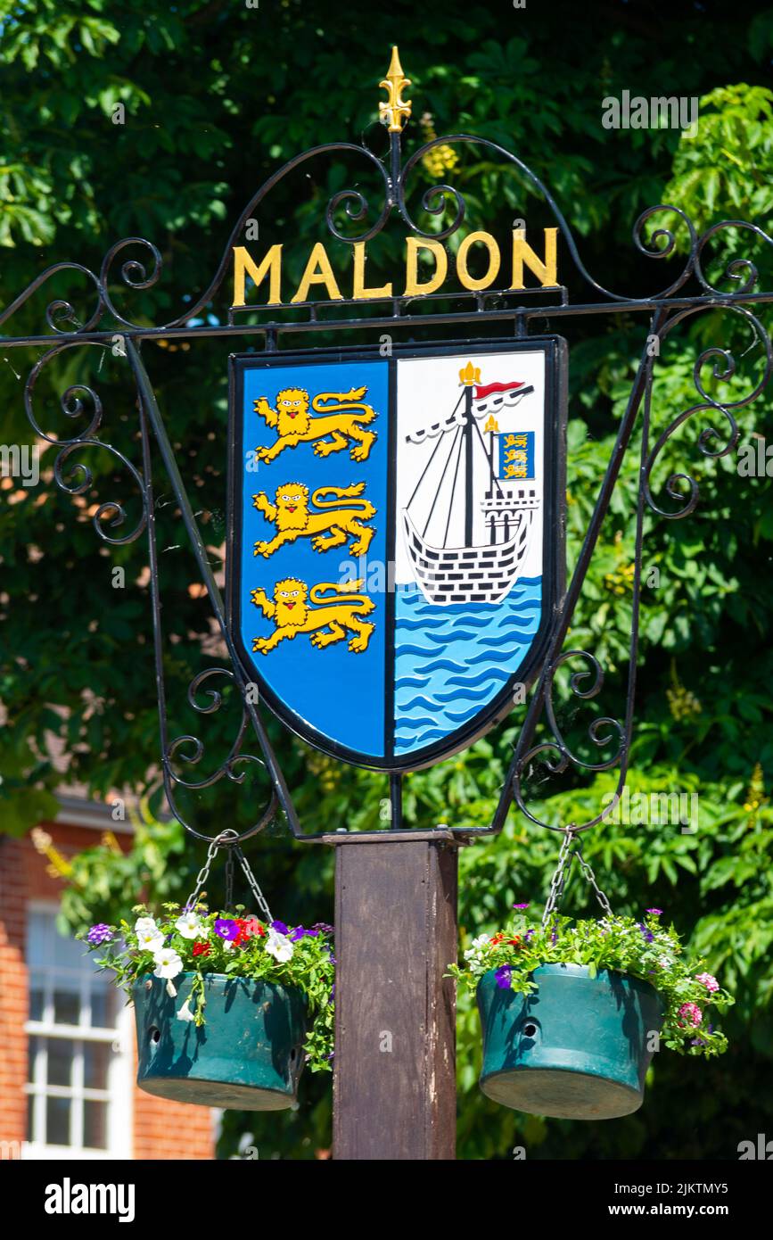 Panneau de la ville du marché de Maldon, avec armoiries de la ville avec des lions et une barge à voile sur la côte est sur la rivière Blackwater. Paniers suspendus. Pittoresque Banque D'Images