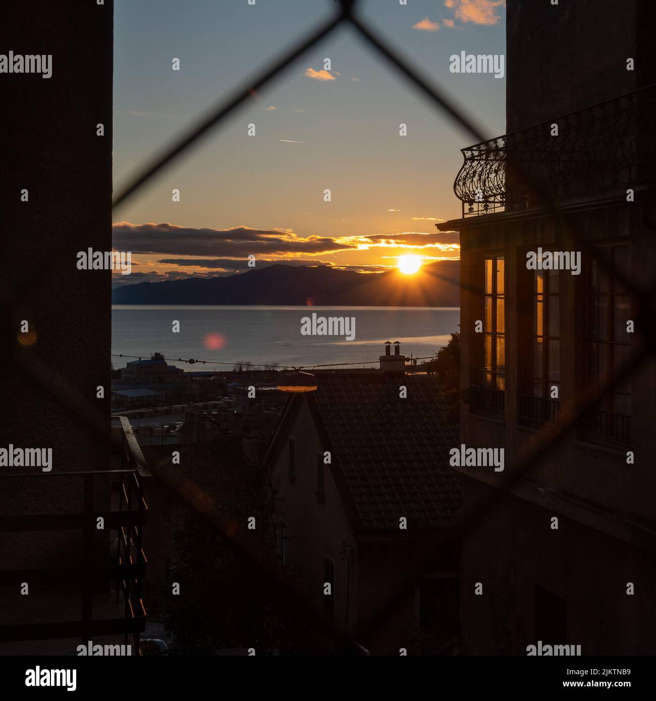 Une belle vue sur le coucher du soleil s'ouvrant de la fenêtre Banque D'Images
