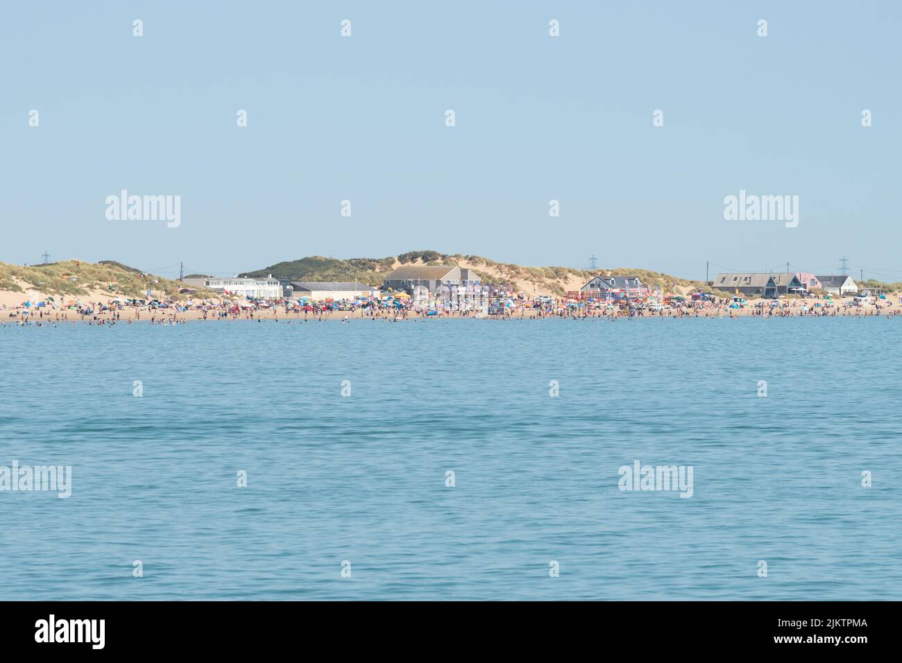 Camber Sands lors d'une chaude journée d'été vue de Rye Harbour - East Sussex, Angleterre, Royaume-Uni Banque D'Images