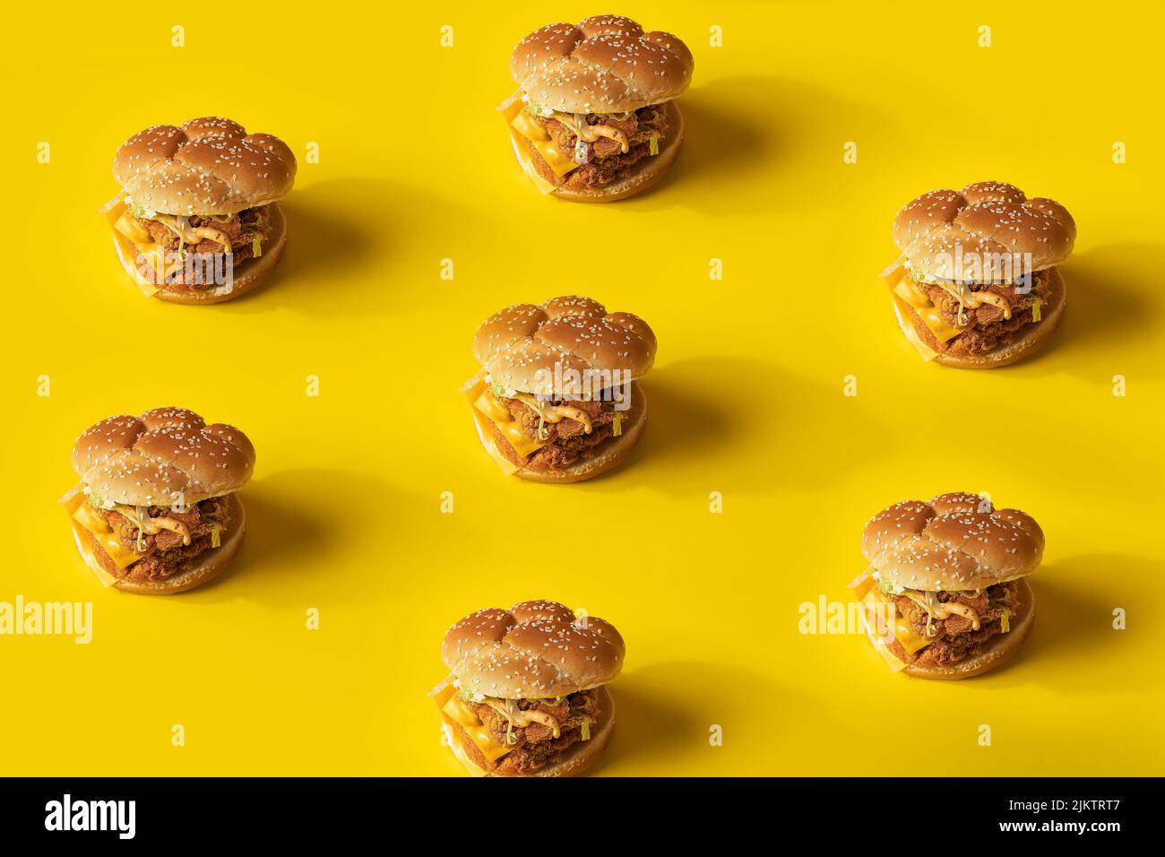 Plusieurs sandwiches au poulet isolés sur fond jaune Banque D'Images