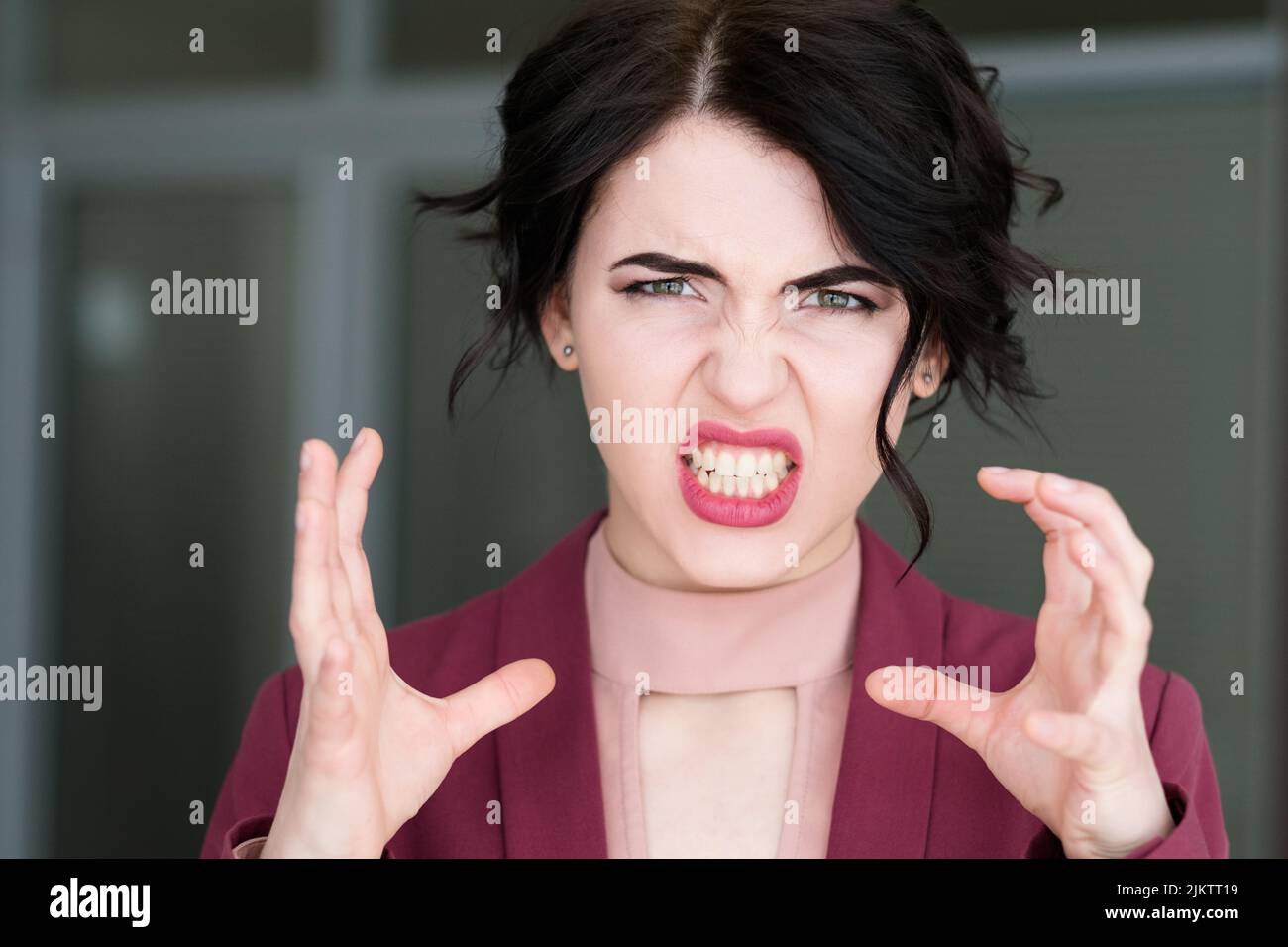 émotion visage rage fureur étrangleur femme barrant des dents Banque D'Images
