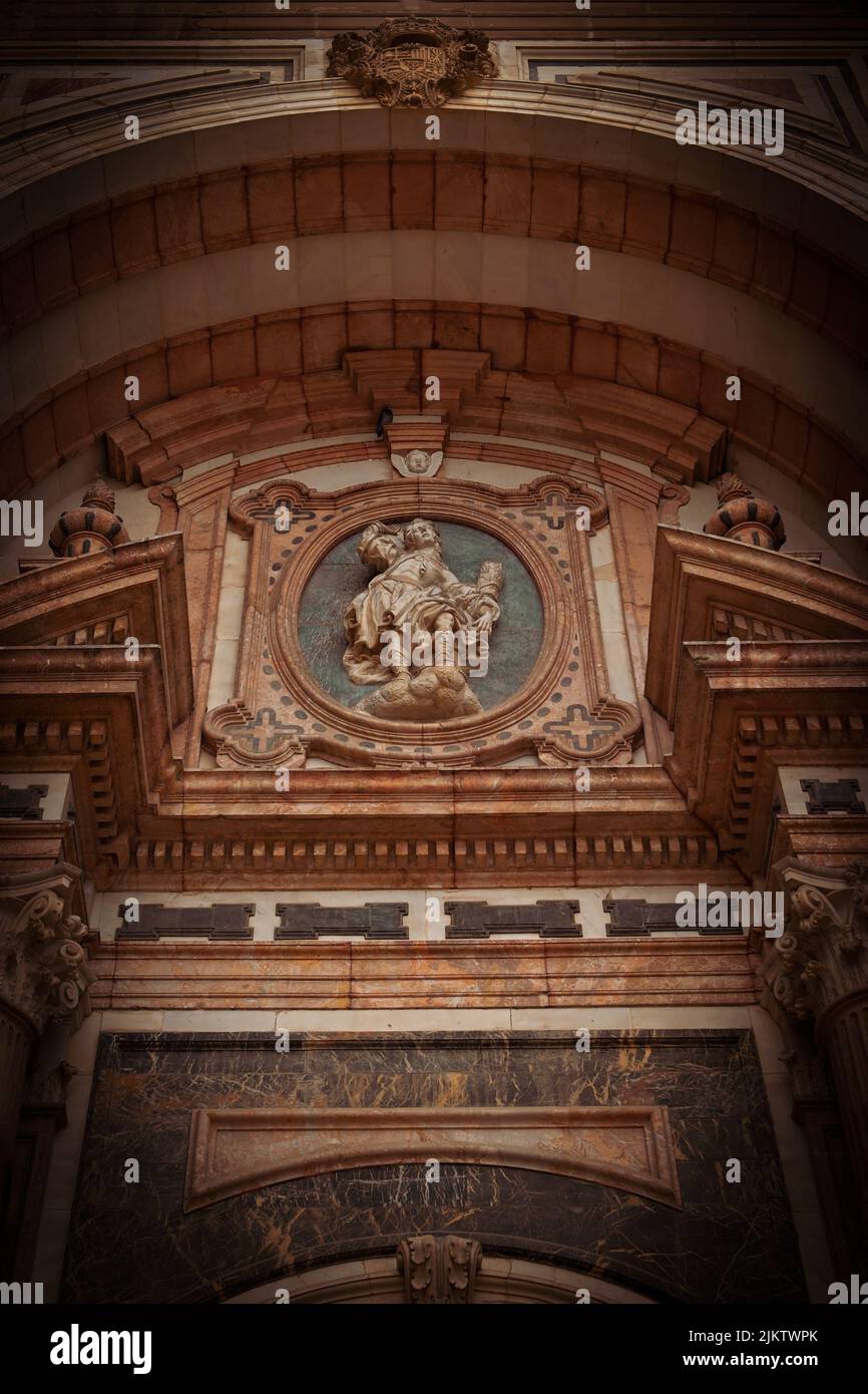 Un cliché vertical de la façade de la cathédrale de l'Incarnation à Malaga, Espagne Banque D'Images