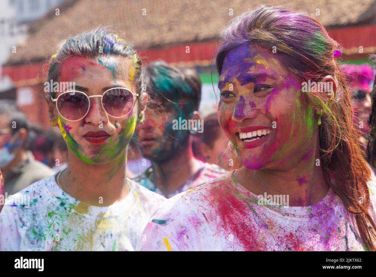 Une paire de jeunes filles avec de la peinture sur leurs visages au festival coloré Holi Banque D'Images