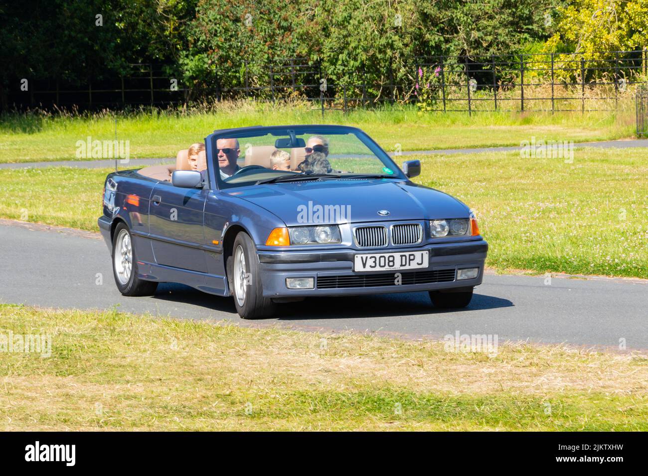 BMW cabriolet conduite sur route Banque D'Images