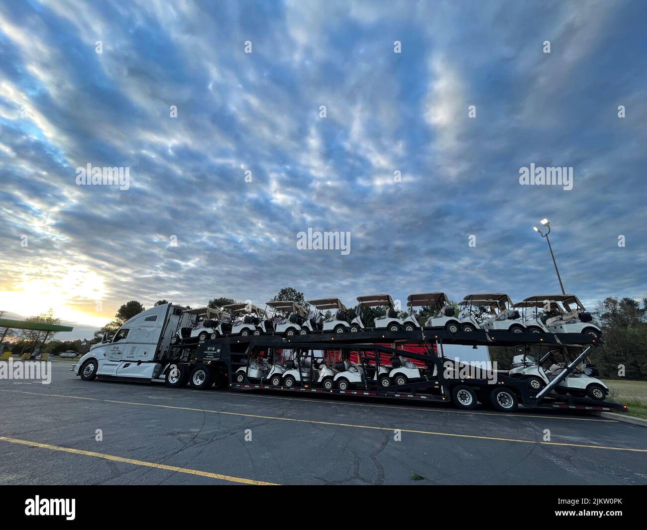 Augusta, GA USA - 03 30 22: Semi-camion avec une pleine charge de voiturettes de golf Banque D'Images