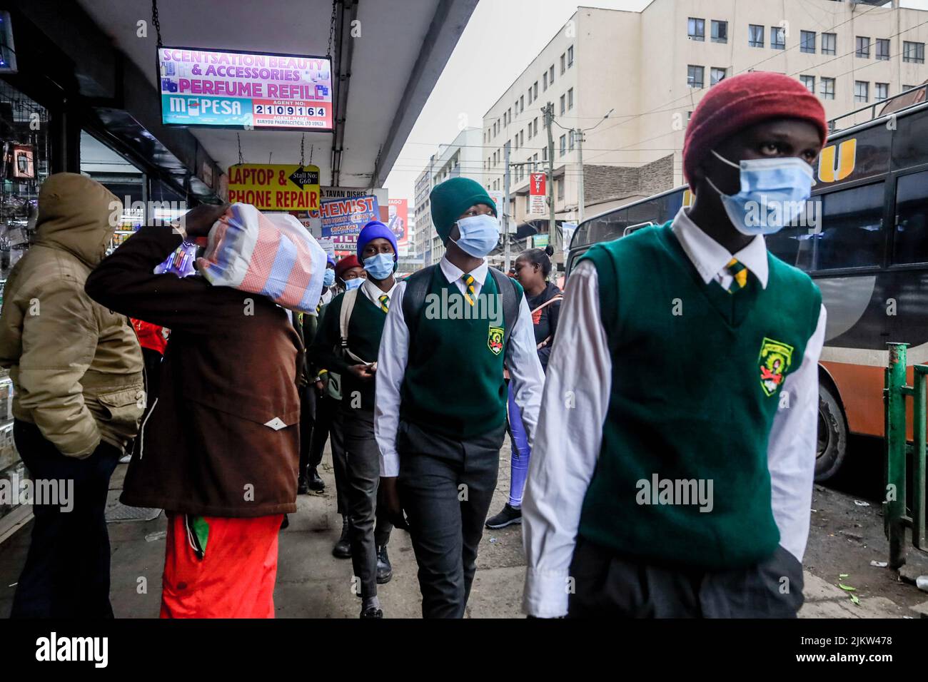 Des piétons et des étudiants marchent le long des rues animées du quartier central des affaires de Nairobi alors que des milliers d'étudiants se dirigent pour une courte pause Banque D'Images