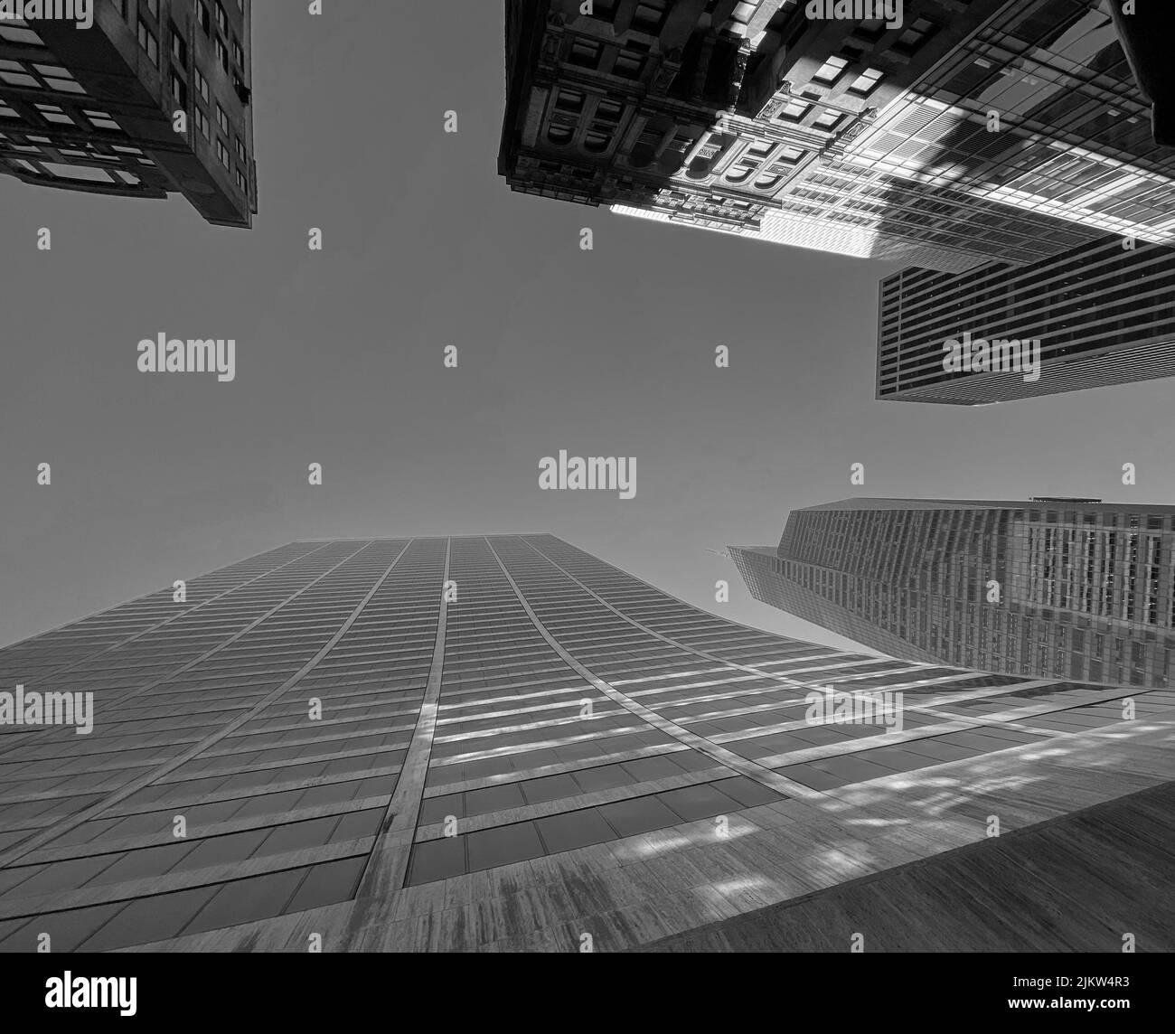 Vue panoramique sur les gratte-ciel en verre sur fond bleu à New York, aux États-Unis Banque D'Images